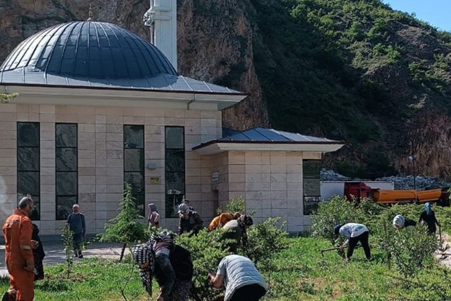 İmece geleneğiyle camiyi temizlediler