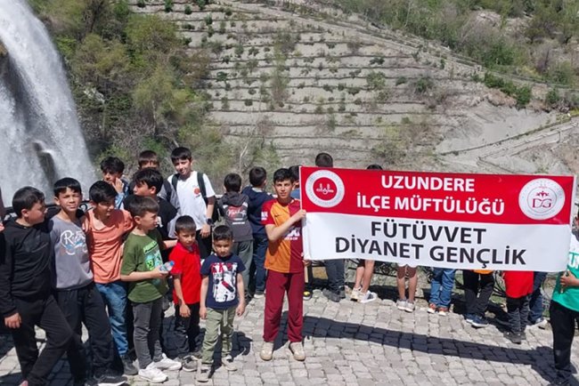 Uzundere'de gençler piknikte buluştu