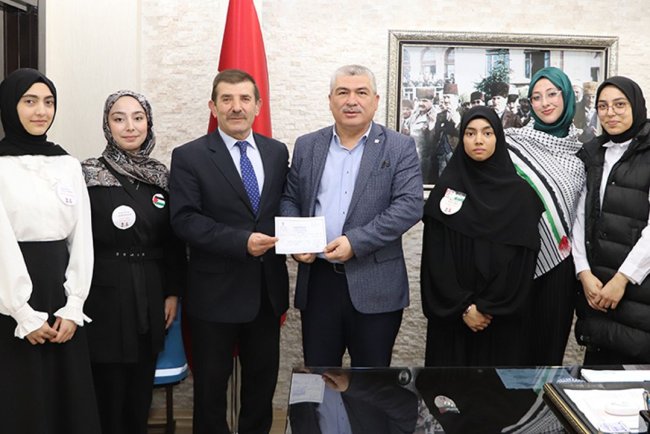 Sivas'ta öğrenciler Filistin için yardım kermesi düzenledi