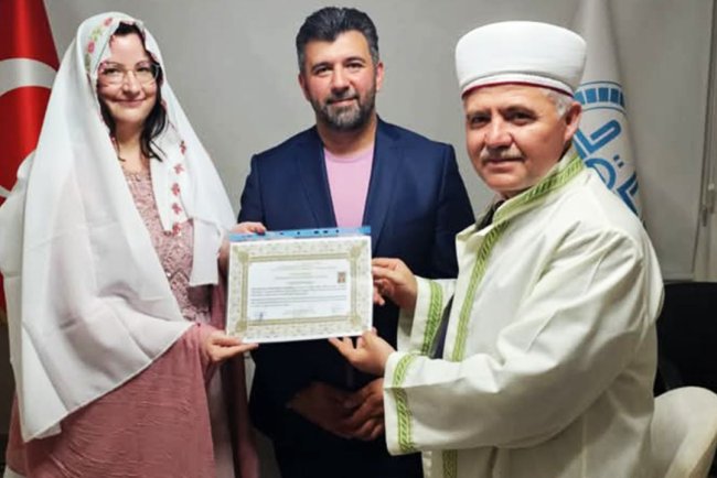 Alman hemşire Köyceğiz'de Müslüman oldu