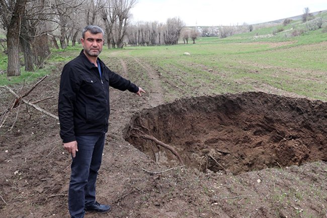 Sivas'ta bir tarlada 7 metre çapında obruk oluştu