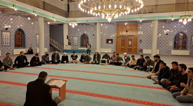 Gençler, "Ayet Ayet Diriliş Kampı"nda camide buluştu