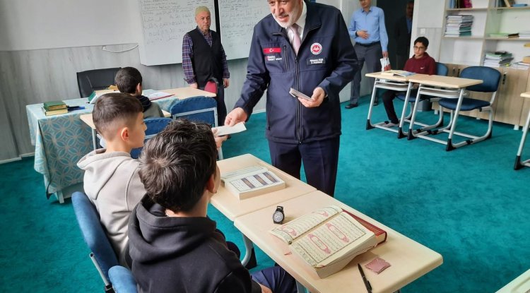 Müftülükten öğrencilere bayram harçlığı