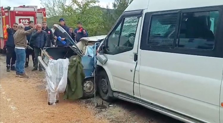 Adana'da otomobil ile minibüs çarpıştı, 5 kişi hayatını kaybetti, 10 kişi yaralandı