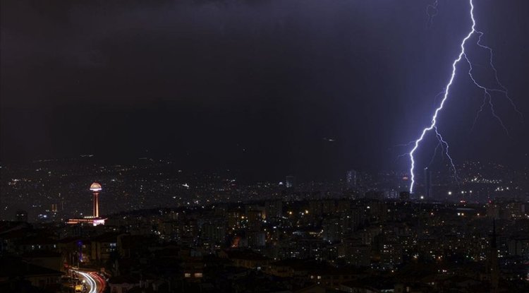 Ankara'da gök gürültülü sağanak ve dolu etkili oldu