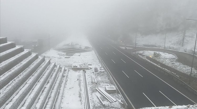 Bolu Dağı'nda kar yağışı ve sis etkili oluyor