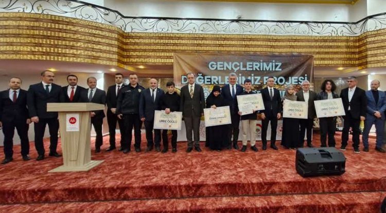 Bulancak'ta 5 genç umre ile ödüllendirildi