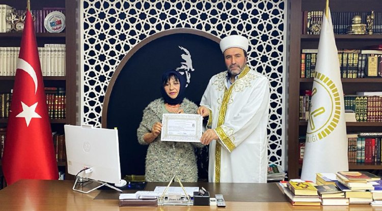 Alman kadın Alanya’da Müslüman oldu