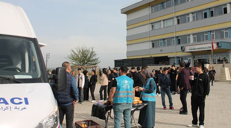 TDV Mobil İkram Aracı ile öğrencilerin içi ısınıyor