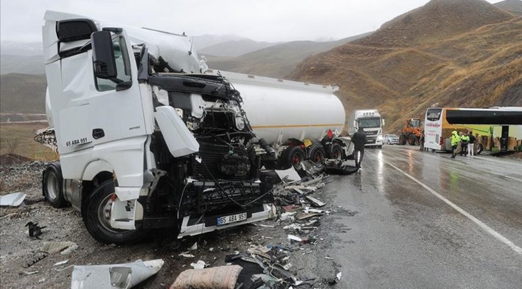 Hakkari'de otobüs ile yakıt tankerinin çarpıştığı kazada 8 kişi yaralandı