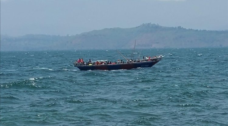 Cumhuriyeti'nde bir teknenin alabora olması sonucu en az 50 kişi öldü
