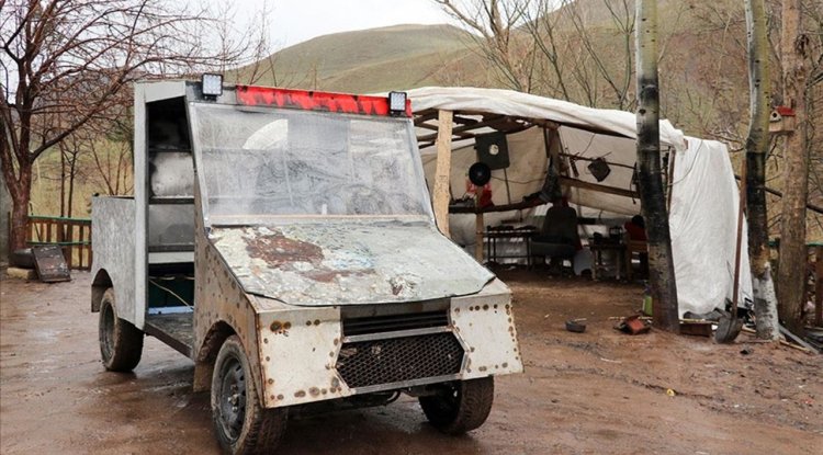 Ağrılı ilkokul mezunu genç hayalindeki araçları atık malzemelerle üretti