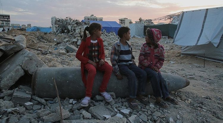 Gazzeliler patlamamış mühimmatlar arasında ölümle burun buruna