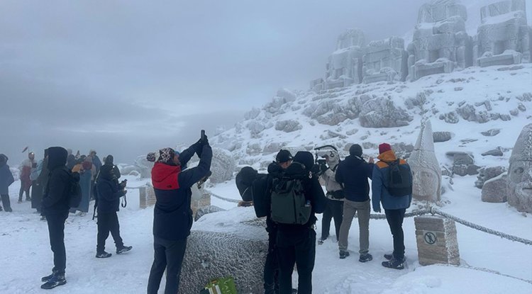 Nemrut Dağı nisan ayında beyaza büründü