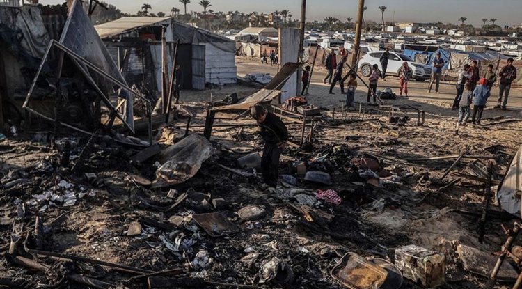 İşgalcilerin Gazze'de yerinden edilen Filistinlilerin çadırlarına düzenlediği saldırıda 10 kişi şehit oldu