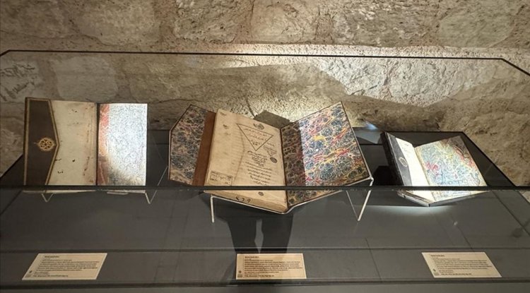 "Suya Saklanan Renkler: Yazma Eserlerde Ebru" sergisi İstanbul'da sanatseverlerle buluştu