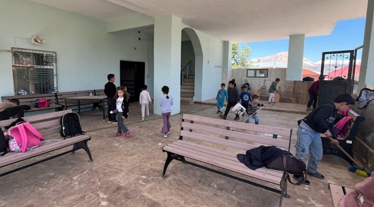 Adıyaman'da çocuklar köy camisini temizledi