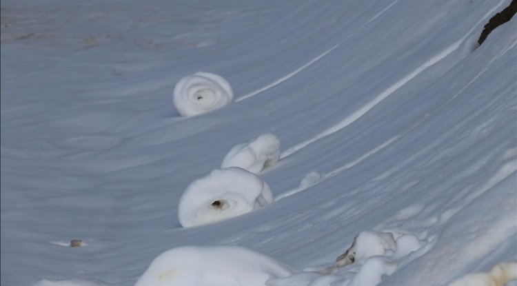 Doğada ender oluşan kar ruloları Amasya'da tekrar görüldü