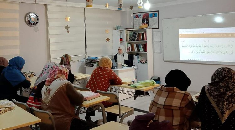 Sarıçam'da çalışan kadınlara özel Kur'an kursu açıldı