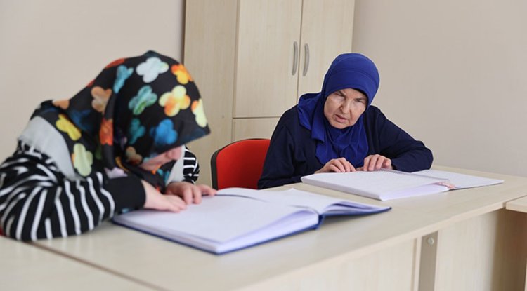 Görme engelli kadınlar, Kur'an-ı Kerim'i parmak uçlarıyla öğreniyor