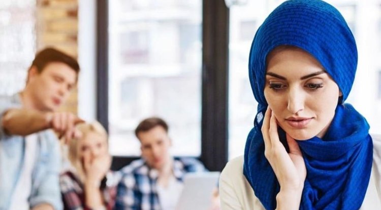 Avrupa'da Müslüman karşıtları en çok kadınları hedef alıyor