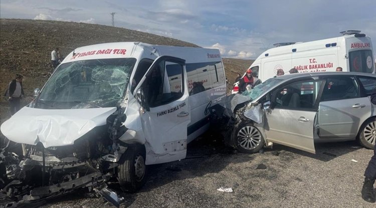 Van'da minibüsle kamyonetin çarpıştığı kazada 7 kişi öldü, 12 kişi yaralandı