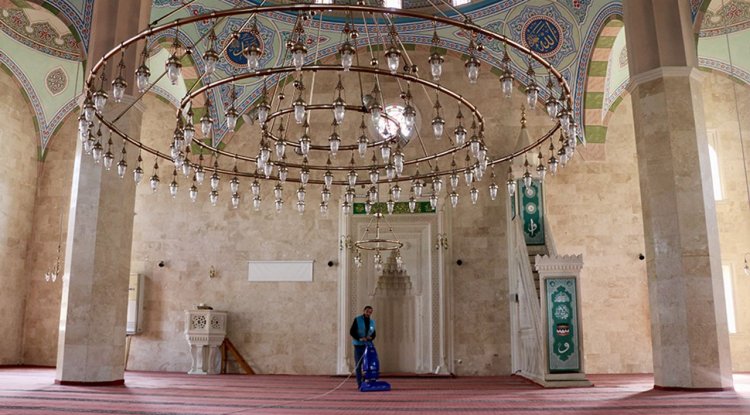 Denetimli serbestlikten faydalanan hükümlü, haftada 5 gün cami temizliyor