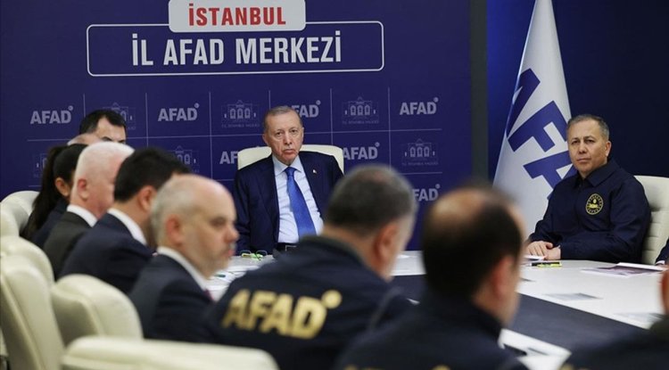 Cumhurbaşkanı Erdoğan, İstanbul AFAD'daki kriz merkezinde depreme ilişkin brifing aldı