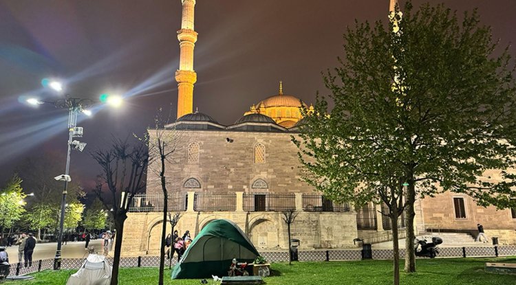 İstanbul'da depremin ardından evlerine girmek istemeyen bazı vatandaşlar, Fatih Camisi'nde kalıyor