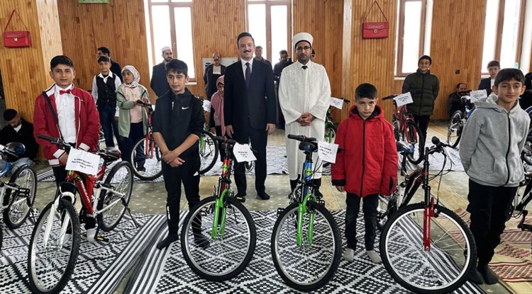 Malazgirt'te camiye gelen çocuklar ödüllerine kavuştu
