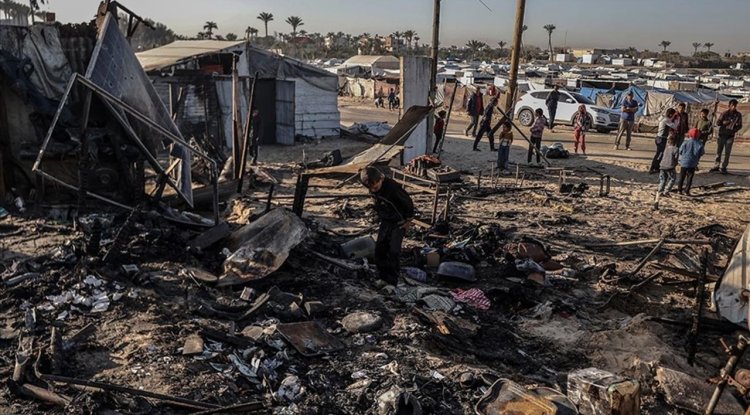 İşgalciler Gazze'de çadırlarını hedef aldığı 5 kişilik aileyi yok etti