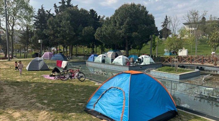 Deprem endişesi yaşayan vatandaşlar parklarda kalmaya devam ediyor