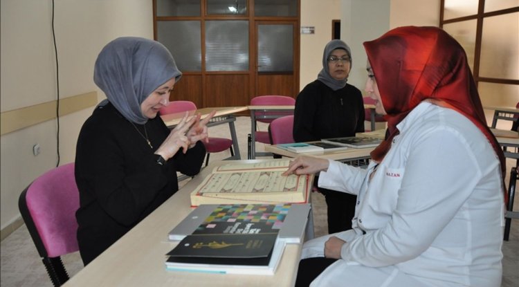 İşitme engelli kadınlar işaret diliyle Kur'an-ı Kerim öğreniyor