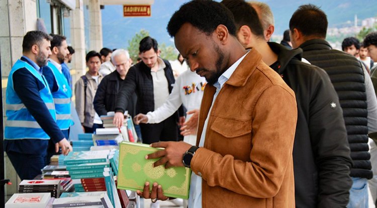 Karabük'te yabancı uyruklu öğrencilere 5 dilde Diyanet yayınları hediye edildi