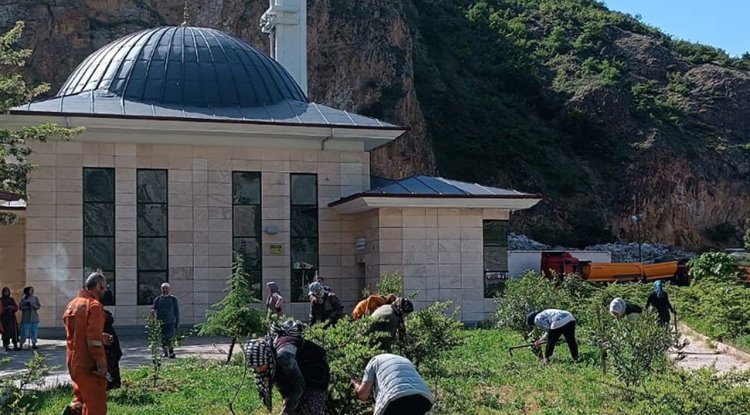 İmece geleneğiyle camiyi temizlediler