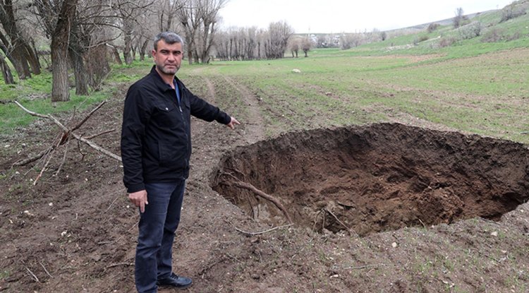 Sivas'ta bir tarlada 7 metre çapında obruk oluştu