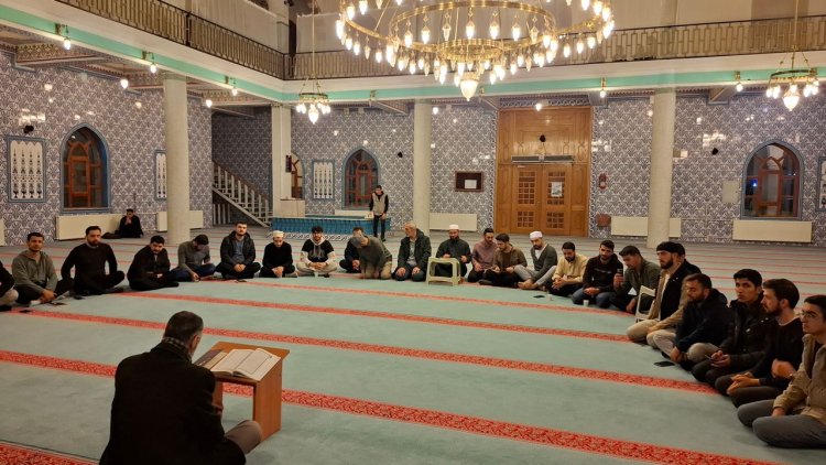 Gençler, "Ayet Ayet Diriliş Kampı"nda camide buluştu