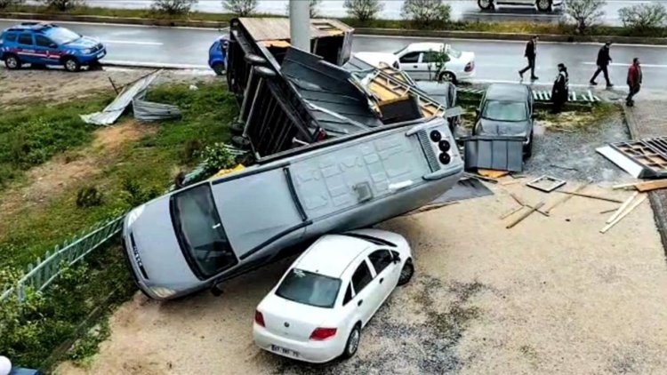 Manavgat'ta hortum hasara yol açtı