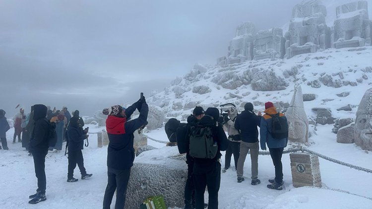 Nemrut Dağı nisan ayında beyaza büründü