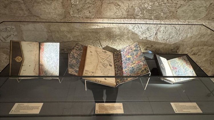 "Suya Saklanan Renkler: Yazma Eserlerde Ebru" sergisi İstanbul'da sanatseverlerle buluştu