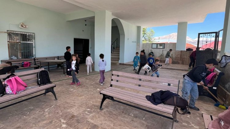 Adıyaman'da çocuklar köy camisini temizledi