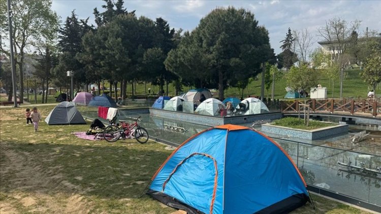 Deprem endişesi yaşayan vatandaşlar parklarda kalmaya devam ediyor