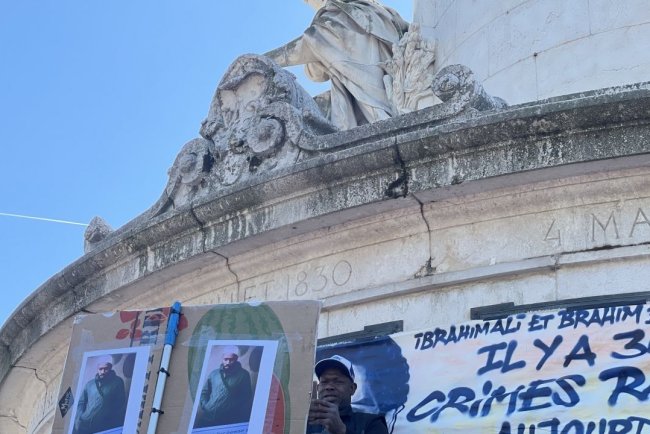 Fransa'da camide namaz kıldığı sırada bıçaklanarak öldürülen genç Paris'te anıldı
