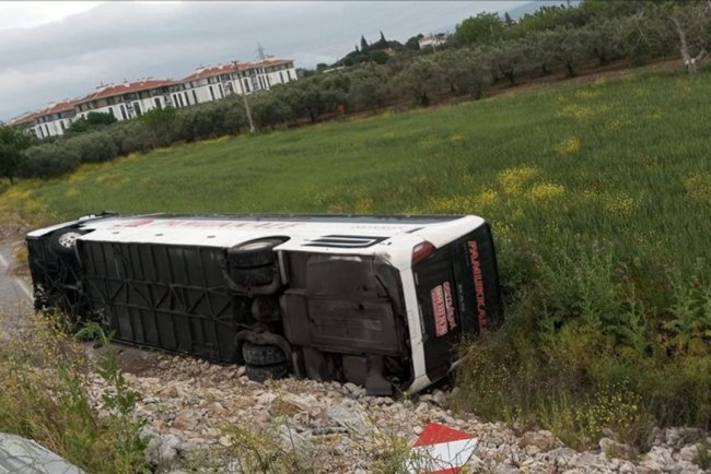 Manisa'da yolcu otobüsünün devrildiği kazada 16 kişi yaralandı