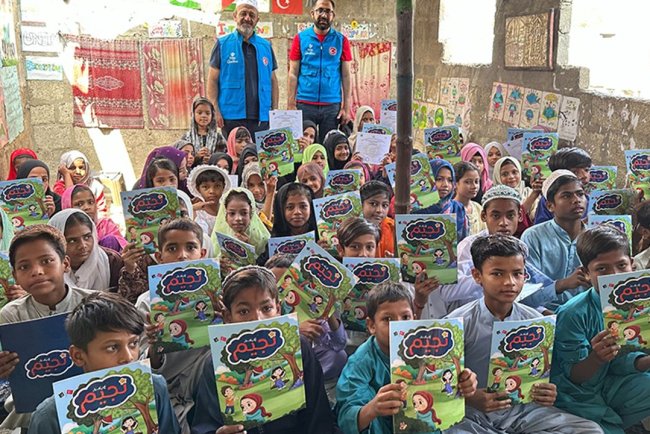 Karaçi'de TDV desteğiyle 2500 öğrenci diploma aldı