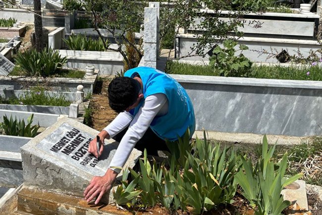 Çelikhanlı gençler, mezarlıkta geçmişe vefa gösterdi