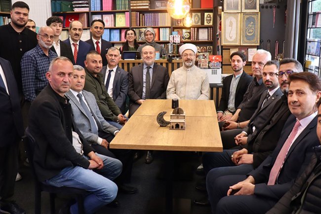 Erbaş, Viyana ATİB Kitabevi'nde vatandaşlarla buluştu