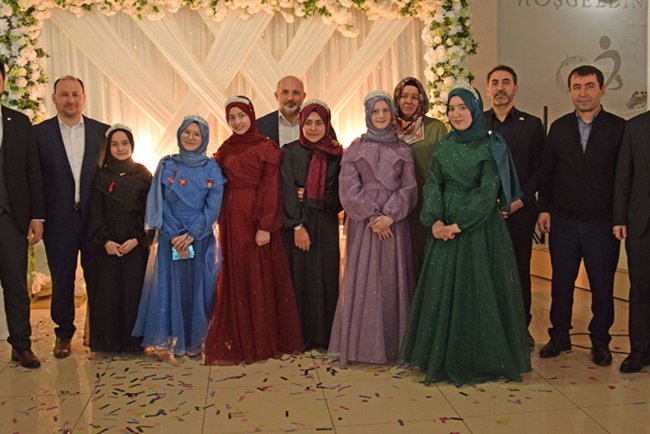 Örgün eğitimle birlikte 5 öğrenci 15 ayda hafız oldu