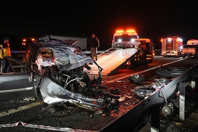 Ankara-Niğde Otoyolu'nda iki otomobilin çarpıştığı kazada 4 kişi öldü, 1 kişi ağır yaralandı