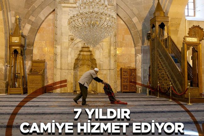 Tarihi Ulu Cami'nin 7 yıldır gönüllü olarak temizliğini yapıyor